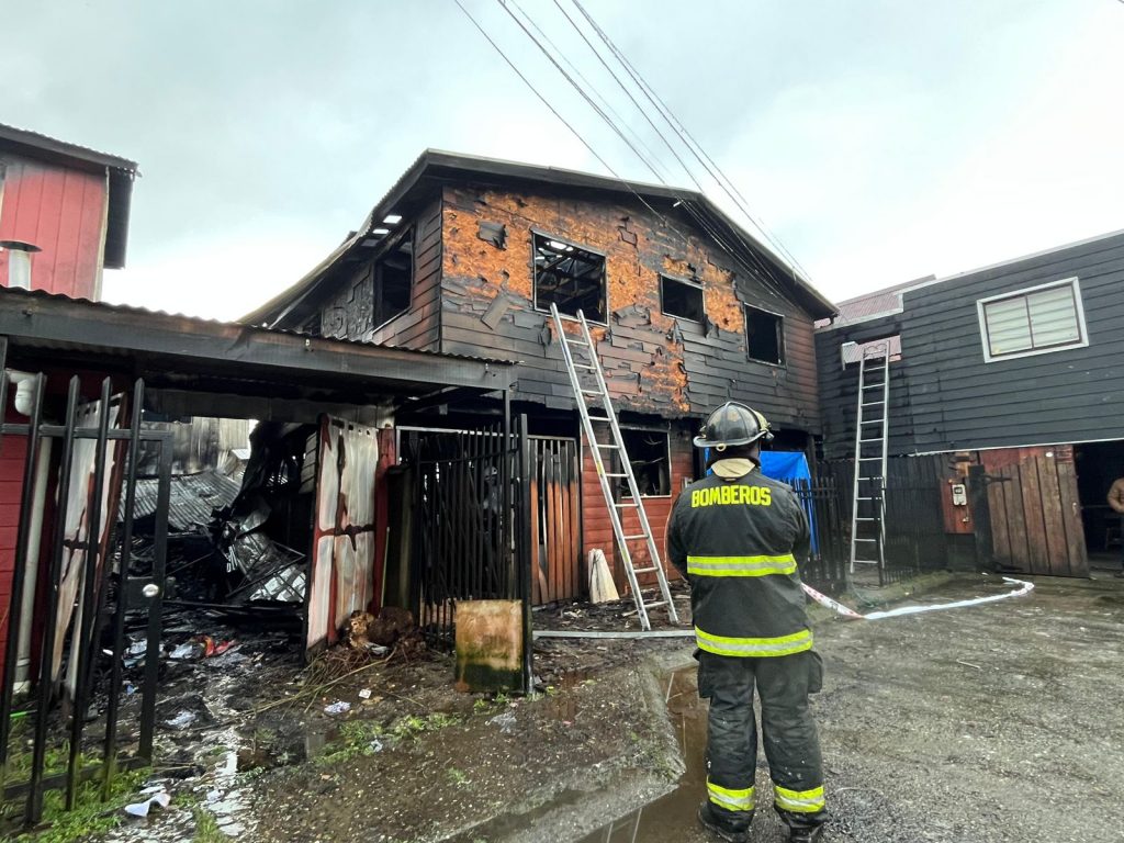 Fiscalía de Los Ríos confirma que 4 víctimas fallecidas en incendio en Valdivia son del mismo grupo familiar