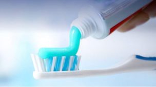 Sernac oficia a tres marcas de pastas dentales por presencia de fluoruro de estaño en productos