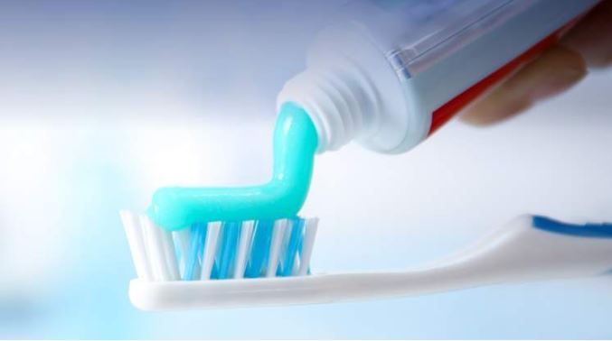 Sernac oficia a tres marcas de pastas dentales por presencia de fluoruro de estaño en productos 