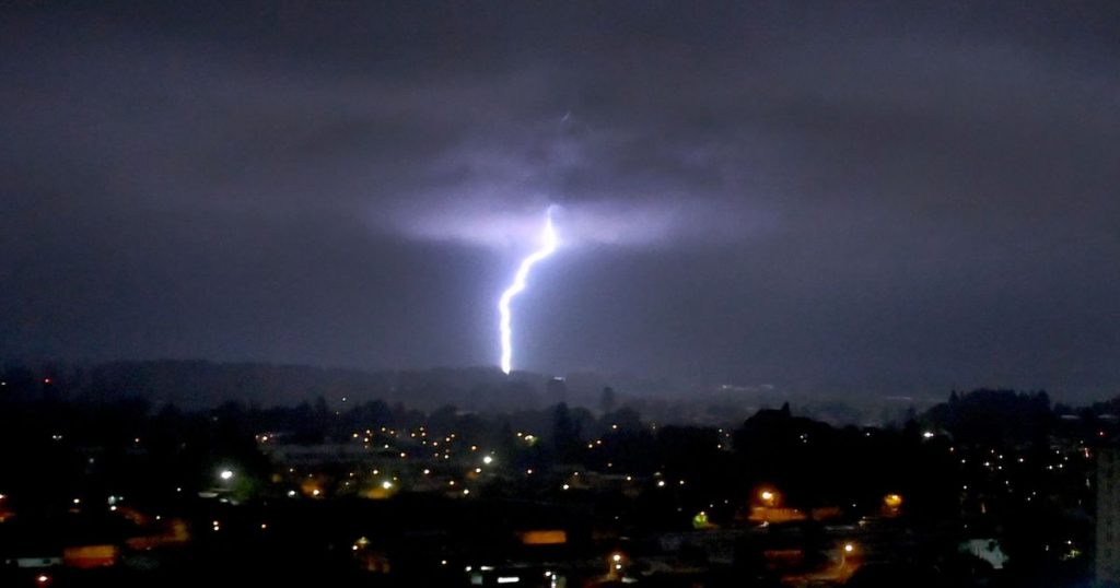 Dirección Meteorológica de Chile emite aviso por posible tormentas eléctricas en dos regiones del país