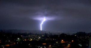 Dirección Meteorológica de Chile emite aviso por posible tormentas eléctricas en dos regiones del país