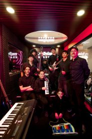 Alumnos y profesor viral de TikTok graban temas en estudio profesional gracias a Mallplaza Records