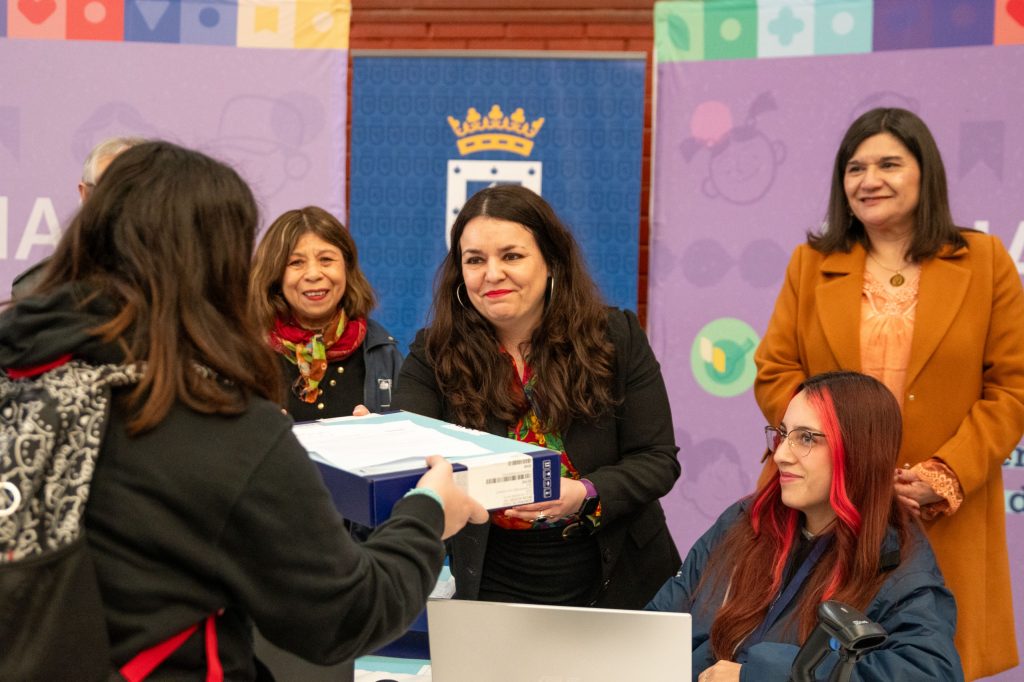 Junaeb entrega más de 2.000 computadores a estudiantes beneficiados por Beca TIC