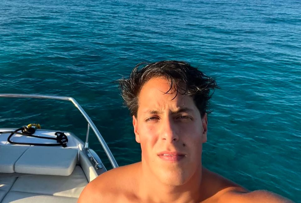 ¡Vacaciones soñadas! Máximo Menem comparte íntimo momento en la costa portuguesa