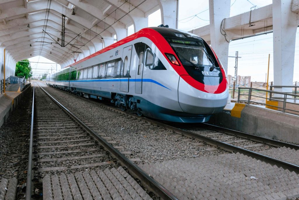 El tren más moderno de Sudamérica recorre Chile: Viajes más cortos con mejor conectividad y comodidad