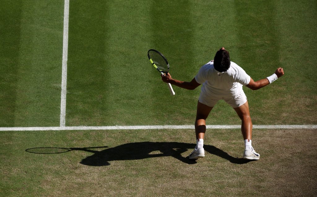Alcaraz avanza a su tercera final seguida en Wimbledon tras sólido triunfo sobre Fritz