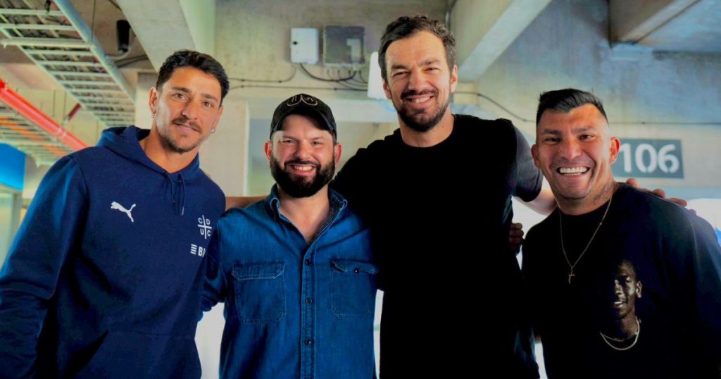 Presidente Boric visita nuevo San Carlos de Apoquindo y comparte con jugadores