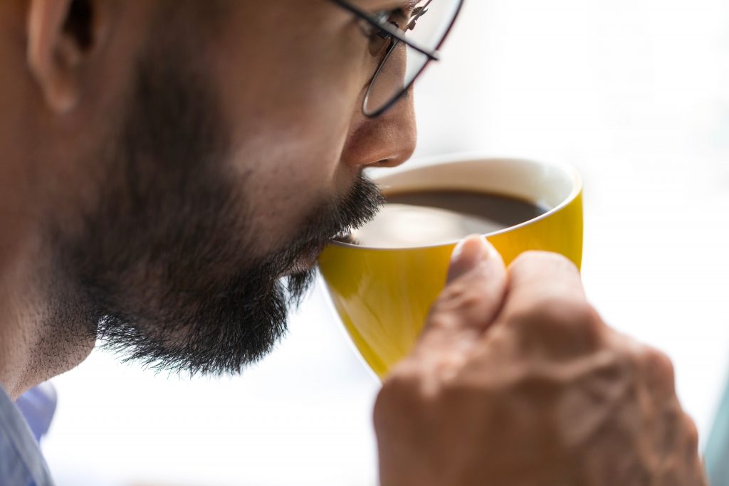 ¿Cuál es el mejor horario para tomar café y cuántas tazas son las recomendadas al día?