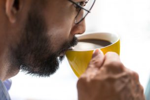 ¿Cuál es el mejor horario para tomar café y cuántas tazas son las recomendadas al día?