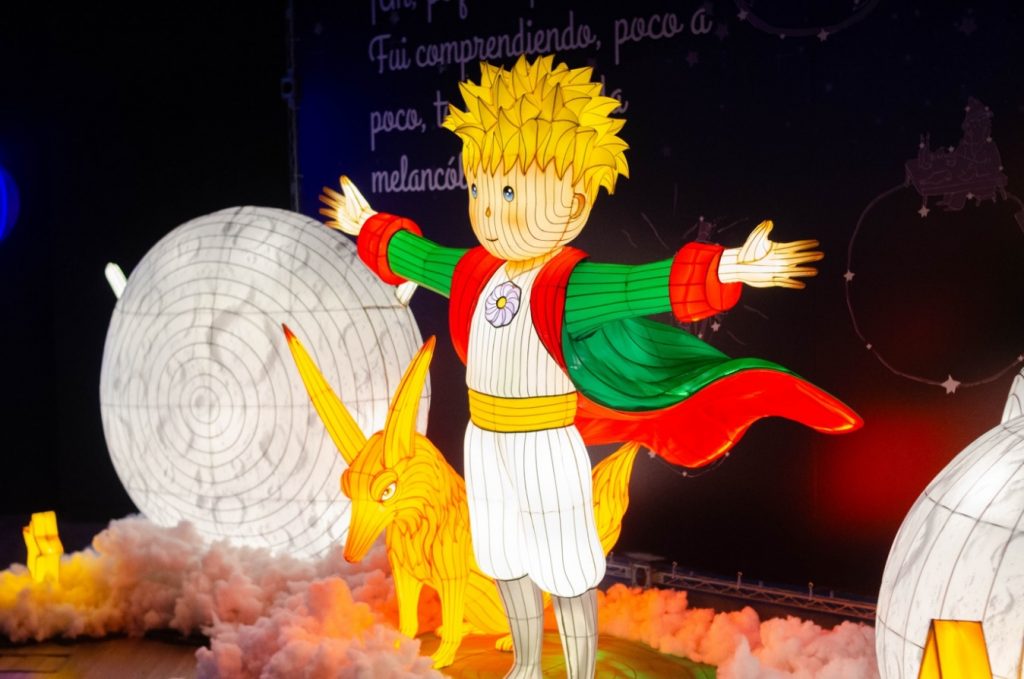El universo de El Principito llega al Metro: abre exhibición inmersiva en Baquedano
