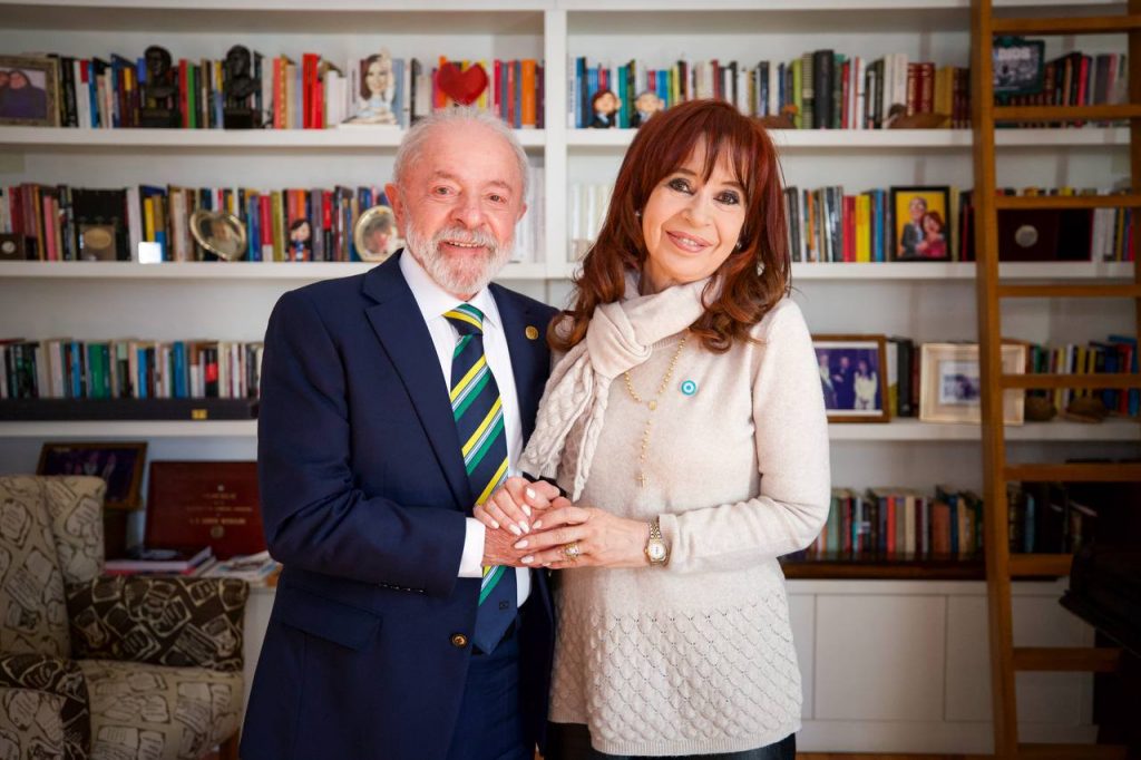 Lula visita a Cristina Kirchner en su casa de Buenos Aires, donde cumple arresto domiciliario