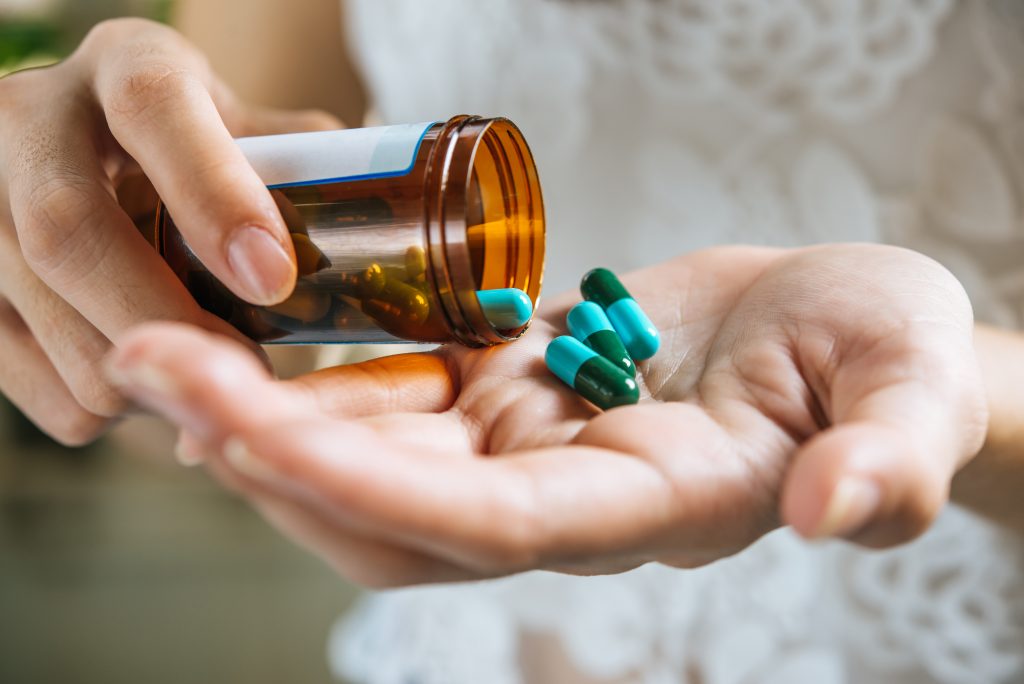 Medicarse sin receta: conoce los peligros más comunes de esta práctica