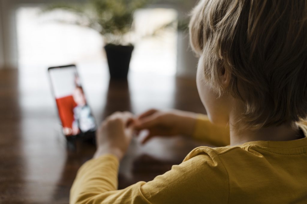 Uso de pantallas en niños: cómo evitarlo y fomentar su desarrollo saludable