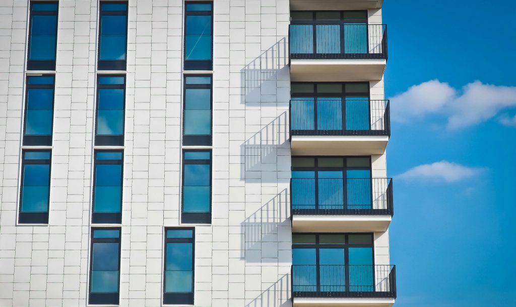 Adopción de sistemas automatizados de acceso en edificios residenciales creció un 35%