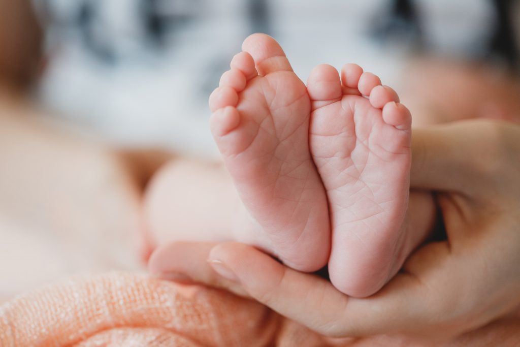 Nacimientos y matrimonios disminuyeron interanualmente en abril de 2025