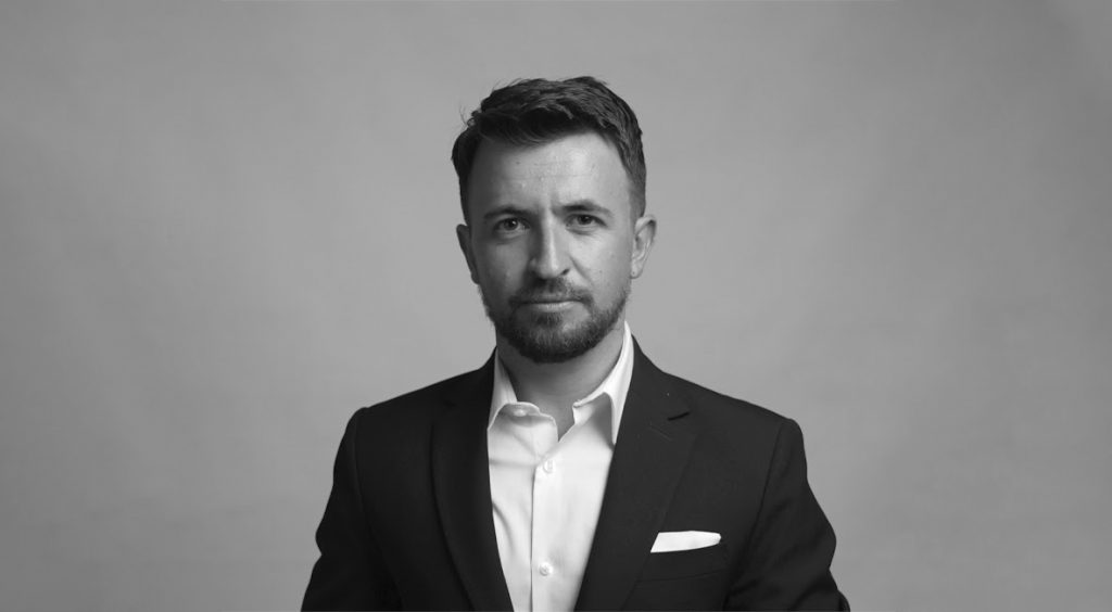 Alejandro Barros presenta Entre los archivos, su primer libro de historia y geopolítica