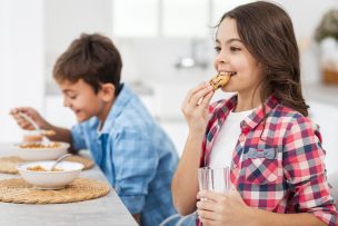 Sernac lanza radiografía de colaciones escolares: el ingrediente más frecuente es el azúcar