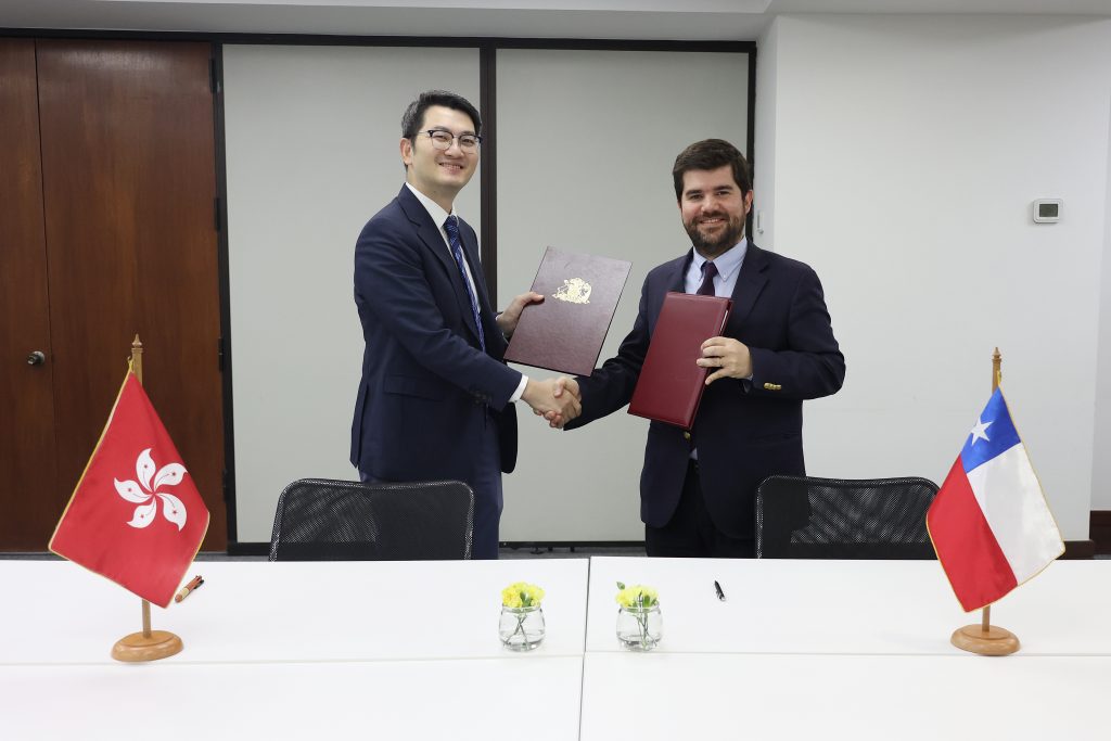 Chile y Hong Kong firman acuerdo para ampliar los vuelos comerciales entre ambos territorios