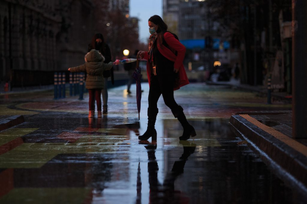La mitad de las personas ocupadas en Chile percibieron ingresos menores o iguales a $611.162 en 2024