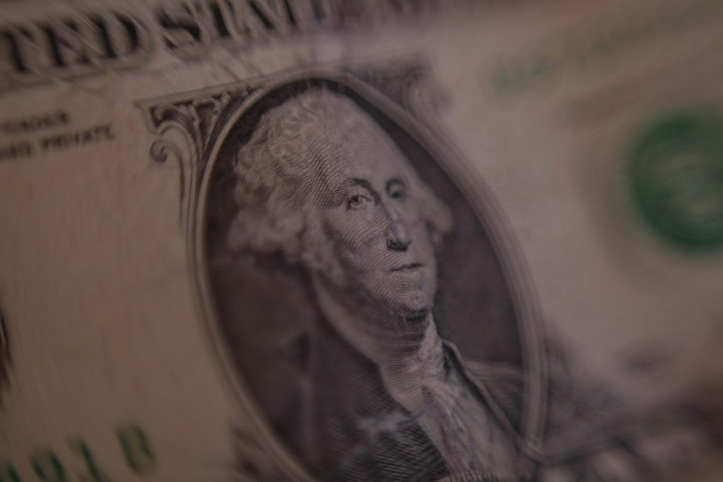 Dólar se mantiene bajo los $1.000 y la UF supera los $39 mil: revisa los indicadores económicos de este jueves