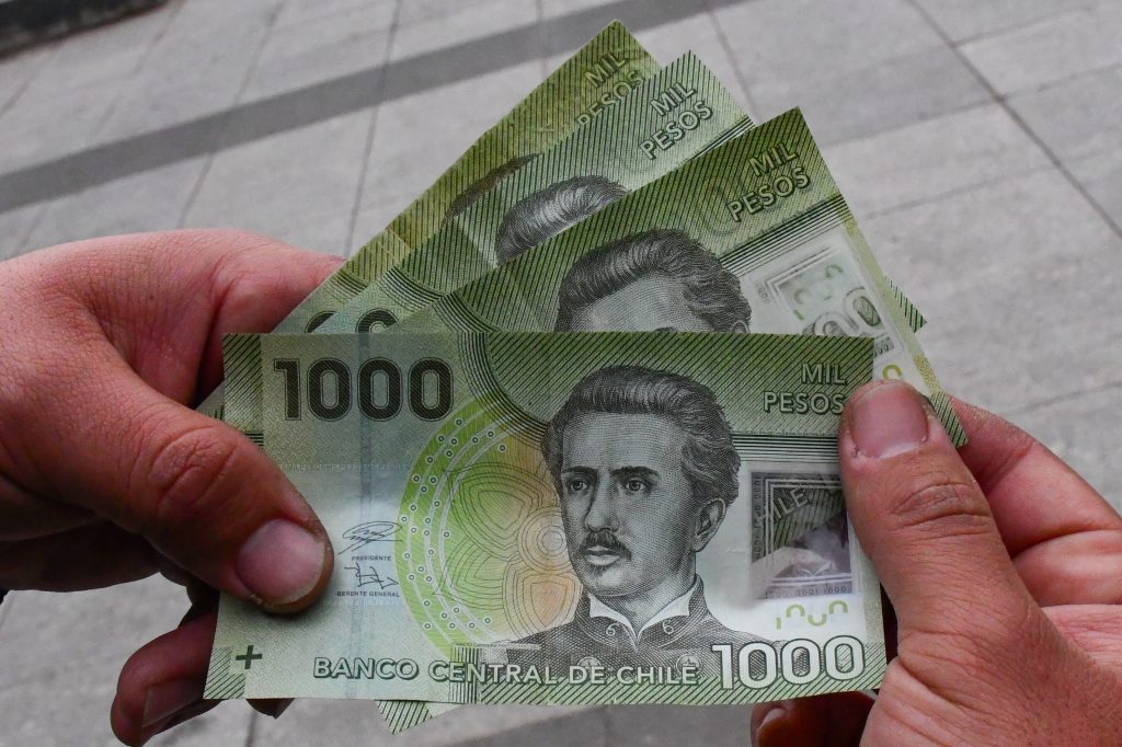 Dólar se mantiene bajo los $1.000 y UF supera los $39 mil este lunes 11 de agosto