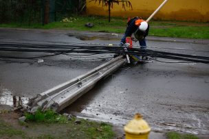 Derribo de poste provoca corte de tránsito en Ñuñoa