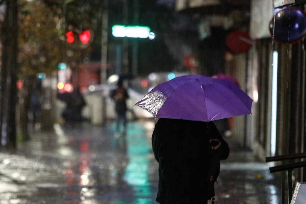 ¡Se acerca la lluvia a la capital! Emiten aviso por precipitaciones en cinco regiones