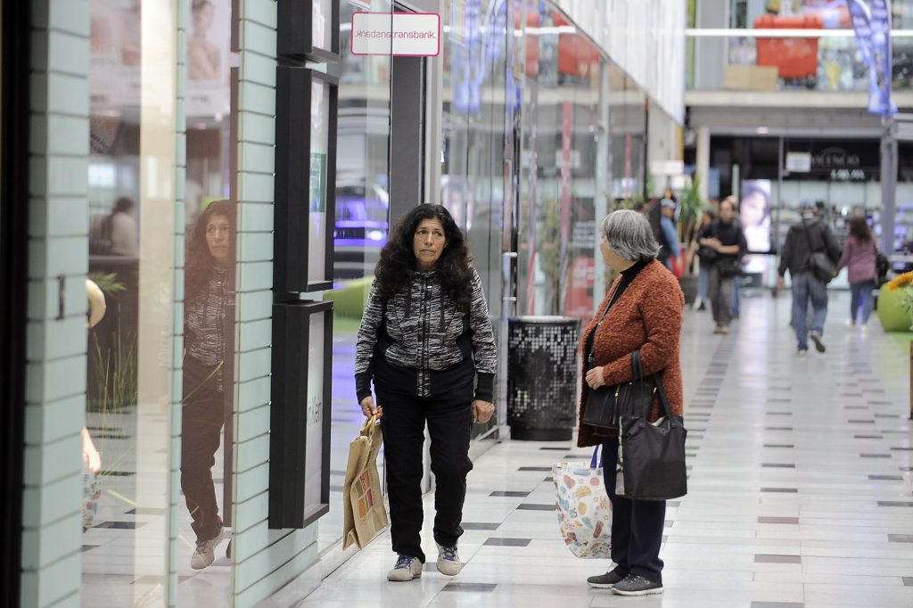 Según encuesta: 80,5 % cree posible compatibilizar el derecho a sufragio con la apertura del comercio