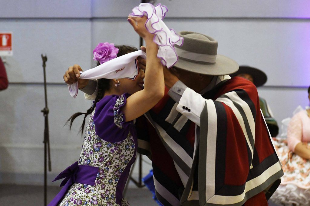 Cómo aprender a bailar cueca en pocos pasos: guía fácil para dominar el baile nacional