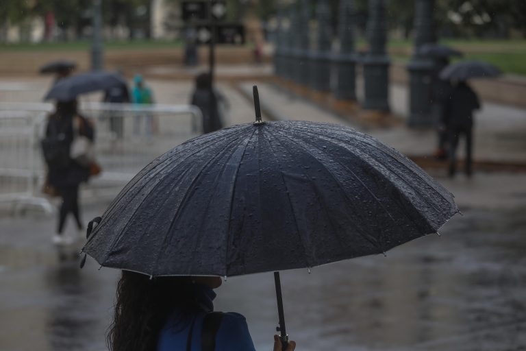 Sistema frontal traerá lluvias y viento a la zona central: estas son las regiones más afectadas