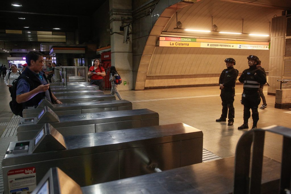 Metro de Santiago cierra cuatro estaciones de Línea 1: revísalas acá