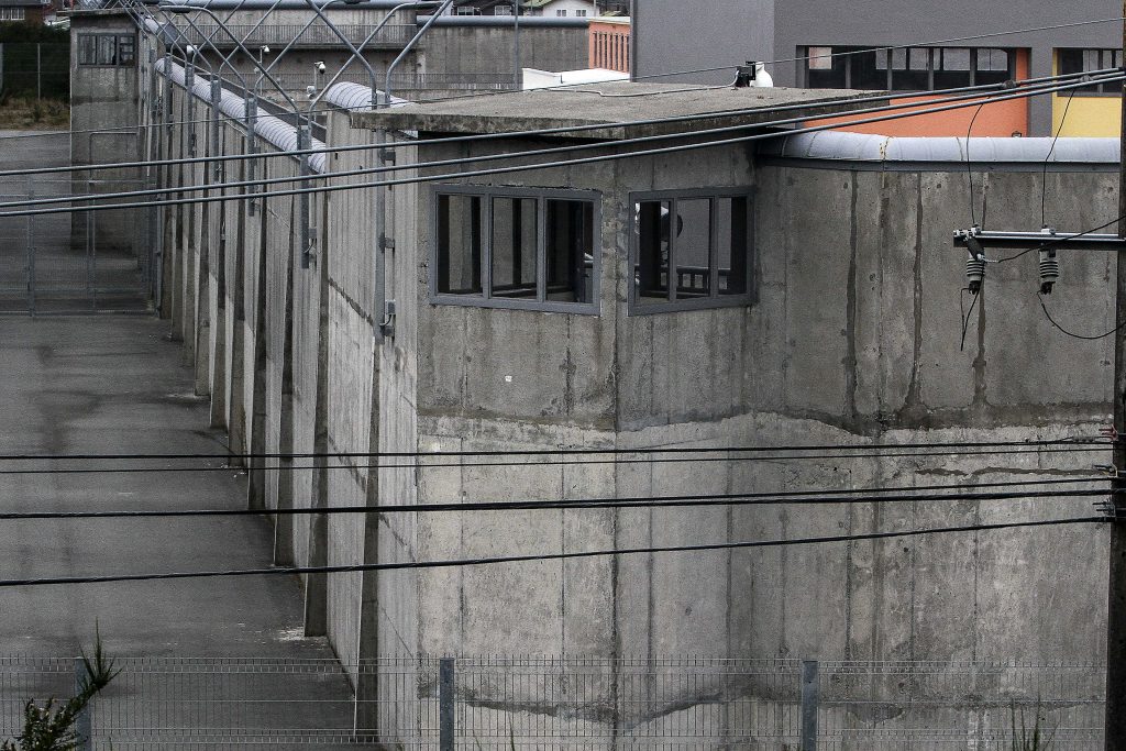Revelan nuevos casos de reos liberados por error: uno sigue prófugo
