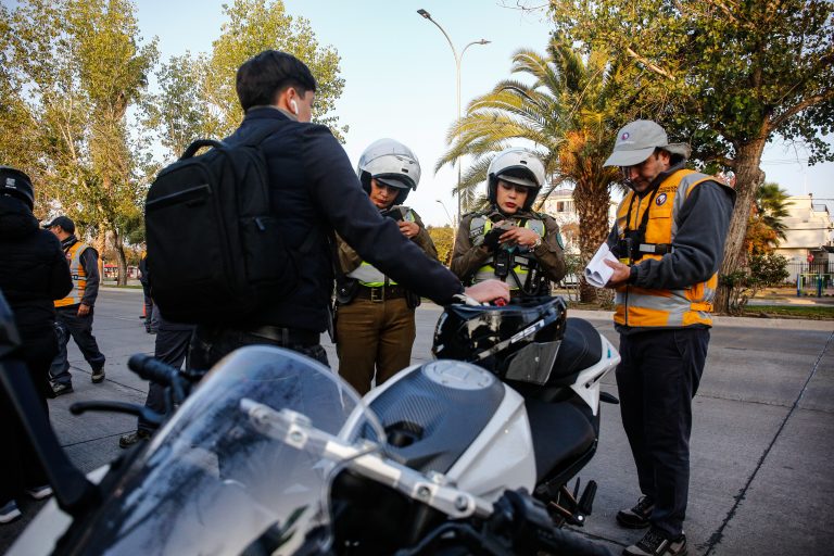 Restricción vehicular en Santiago: conoce qué autos no podrán transitar este lunes