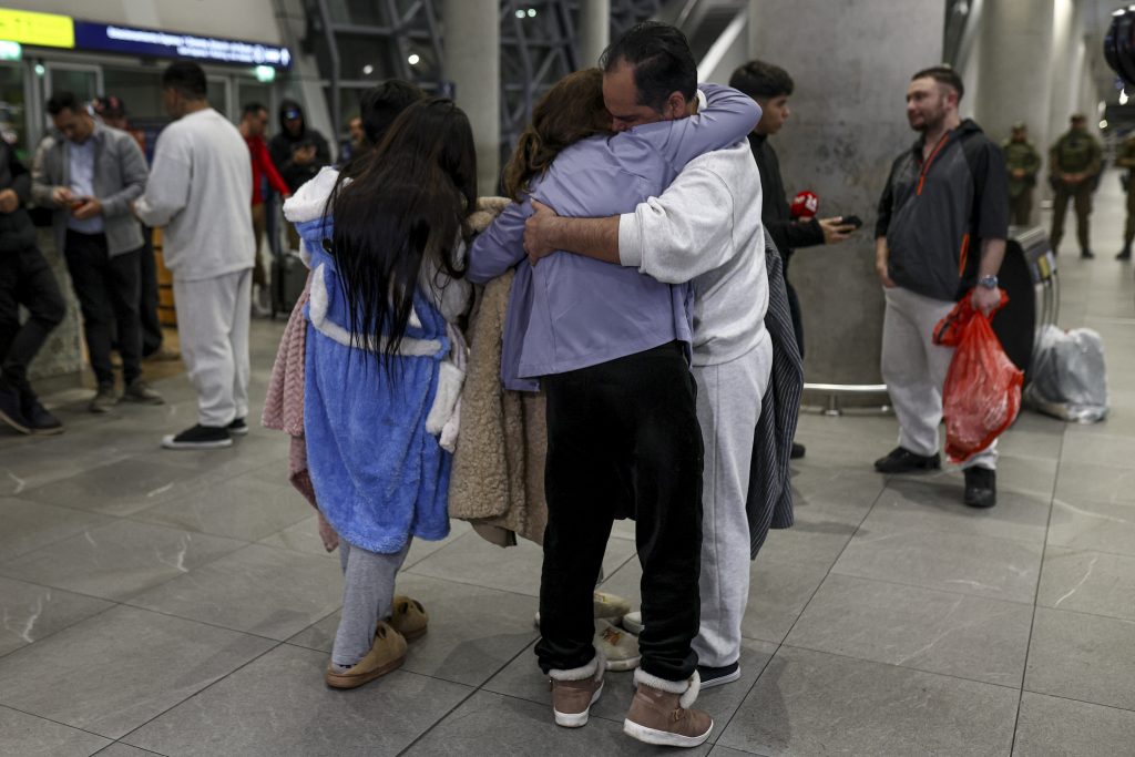 Cuarto vuelo con chilenos deportados desde EE.UU. aterrizó en Santiago