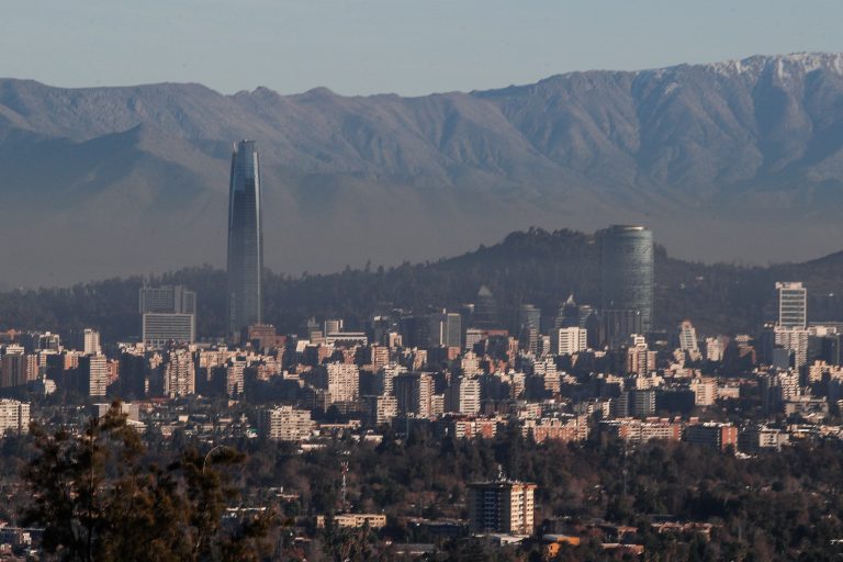 Restricción vehicular este martes: revisa qué patentes no pueden circular en Santiago