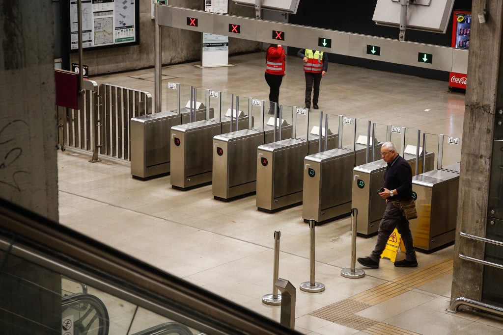 Metro de Santiago interrumpe parcialmente Línea 1 por persona en la vía