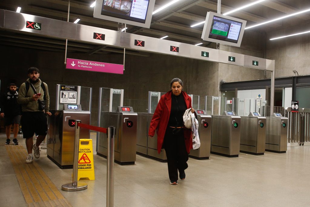 Metro de Santiago restablece servicio en Línea 1