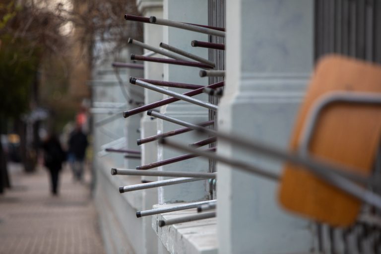 Bloqueo de estudiantes frente al Liceo 1 suspende tránsito en el centro de Santiago