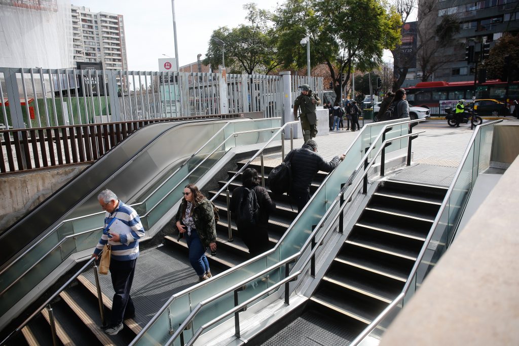 ¡Planifica tu viaje! En días de lluvia, Metro de Santiago opera a velocidad reducida
