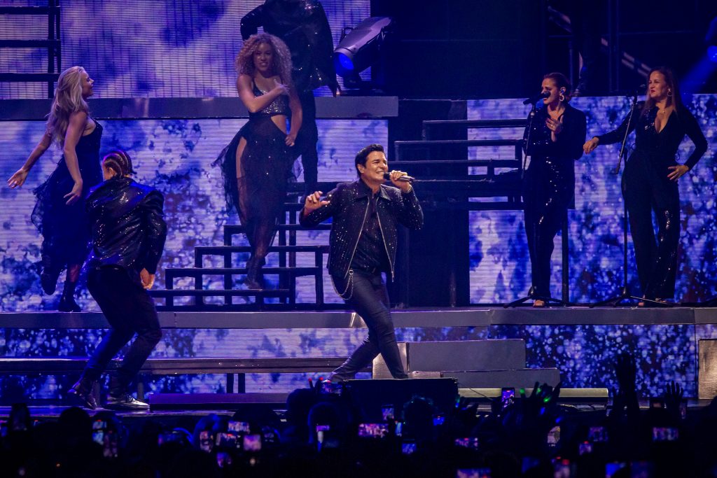Baile, pasión y nostalgia: Así arrancó el tour de Chayanne en el Movistar Arena