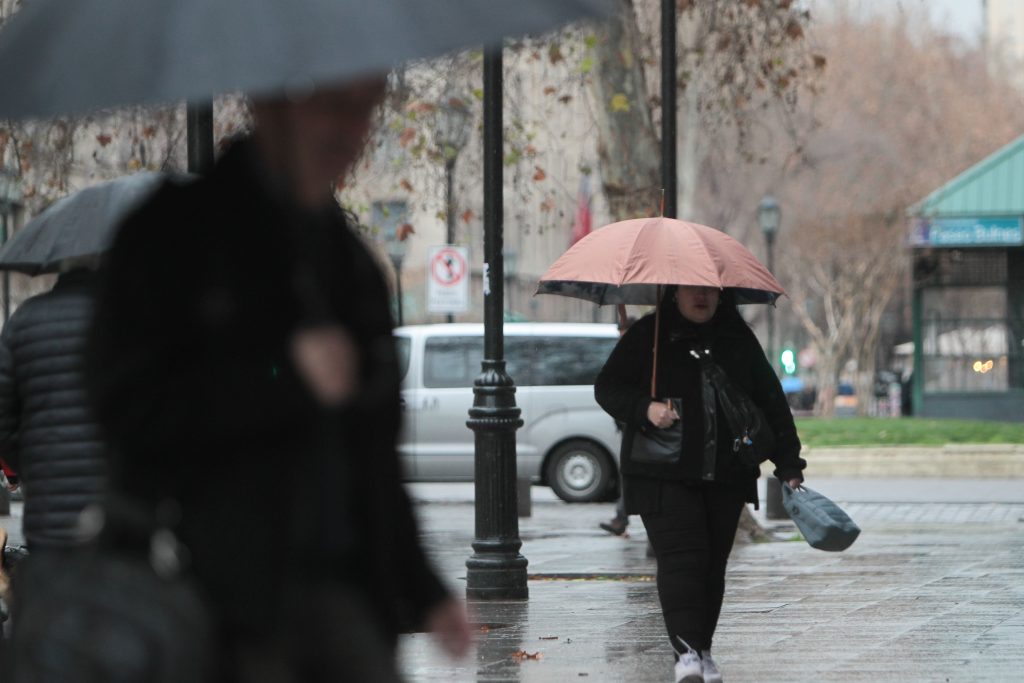 Dirección Meteorológica anuncia lluvias leves en Santiago desde el viernes