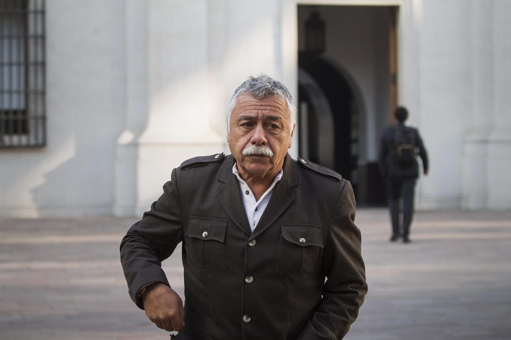 Carlos Caszely cuestionó: “todo el mundo dice ‘la comunista Jeannette Jara’, pero no dice ‘el fascista Kast’”