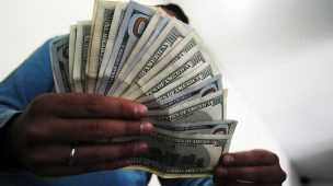 Dólar supera los $969 y UF se mantiene sobre los $39 mil este martes 12 de agosto