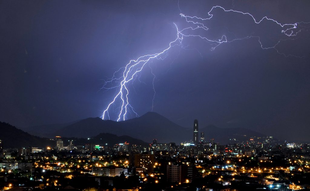 DMC advierte posibles tormentas eléctricas en 12 regiones del país