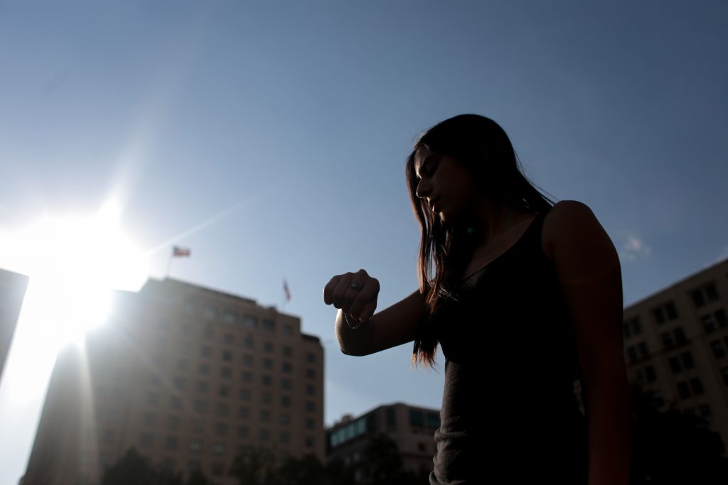 Que el cambio de hora en Chile no te quite el sueño: así puedes regularlo fácil