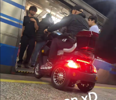 ¡Con triciclo motorizado! Así intentó ingresar este hombre al Metro de Santiago