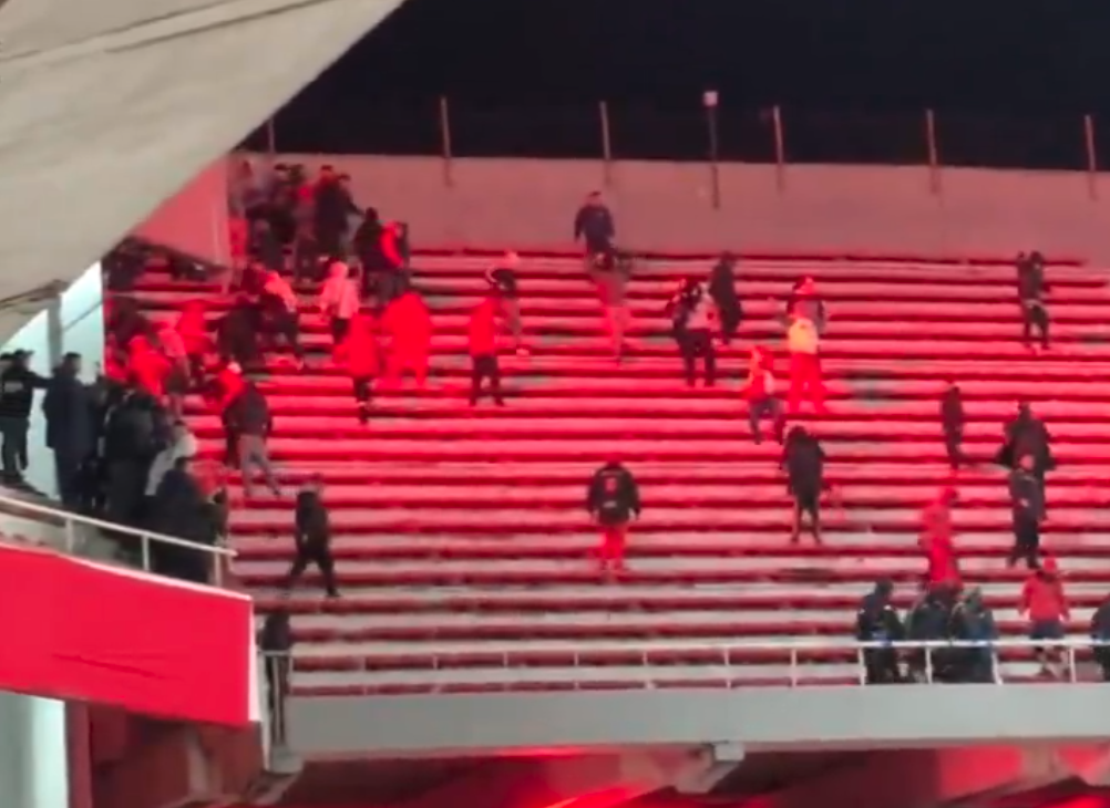 Algunos cayeron desde galerías: Videos muestran violentas agresiones a hinchas de U. de Chile en Argentina