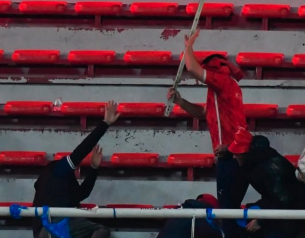 Imágenes sensibles: Nuevos registros revelan brutales agresiones a hinchas de Universidad de Chile en Argentina