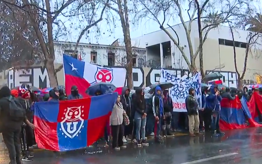 Hinchas de U. de Chile se manifiestan frente al consulado argentino: 