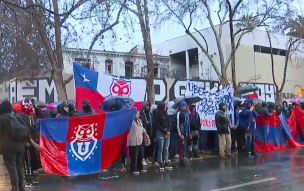 Hinchas de U. de Chile se manifiestan frente al consulado argentino: